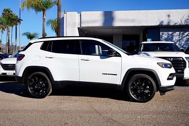 New 2026 Bright White Clear-Coat Exterior Paint Jeep Latitude image 7