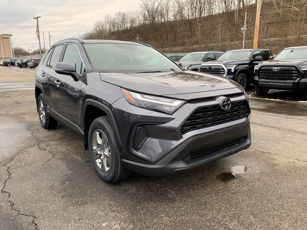 2025 Toyota RAV4 XLE's photo