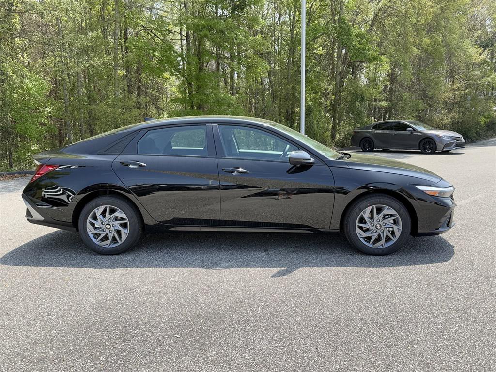 2025 Hyundai Elantra Hybrid SE photo 2