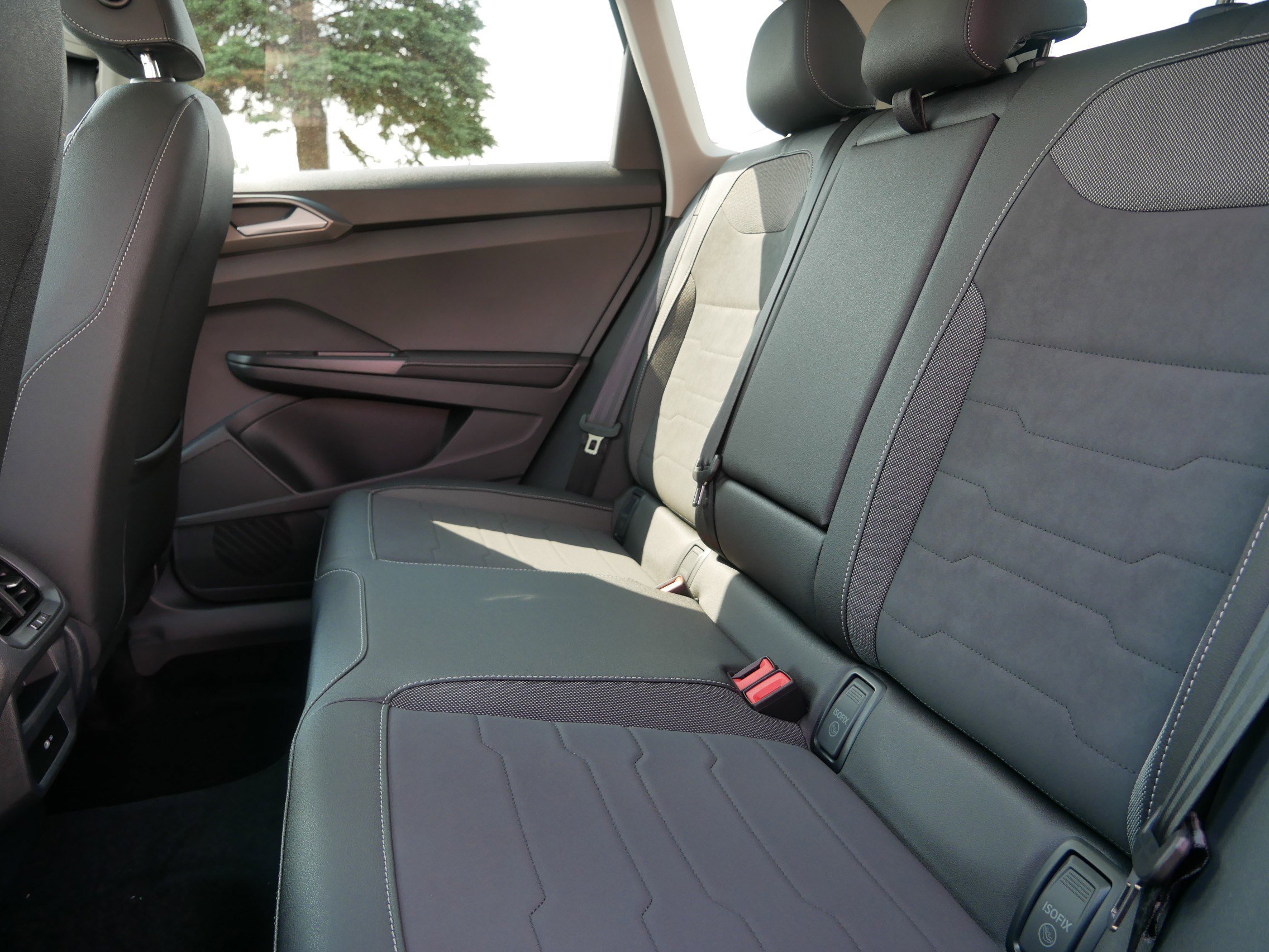 2025 Volkswagen Taos SE photo 4