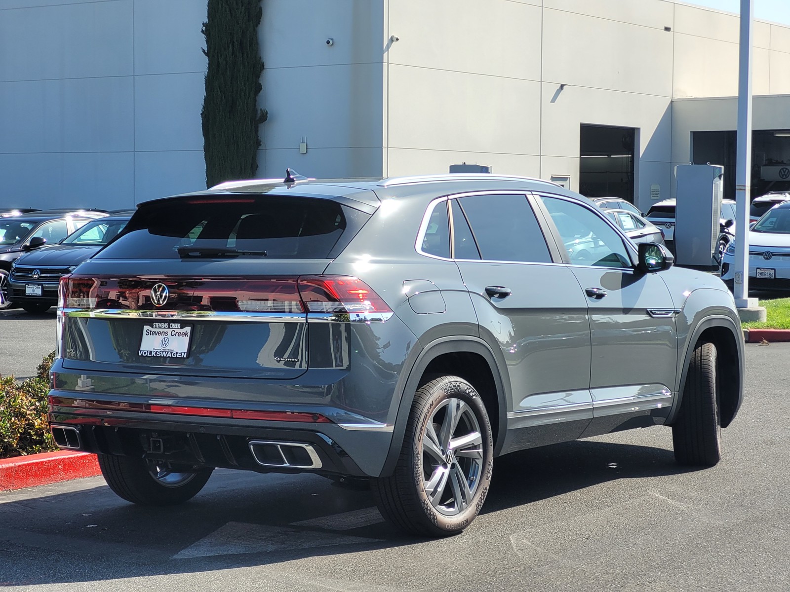 2024 Volkswagen Atlas Cross Sport SEL R-Line photo 3