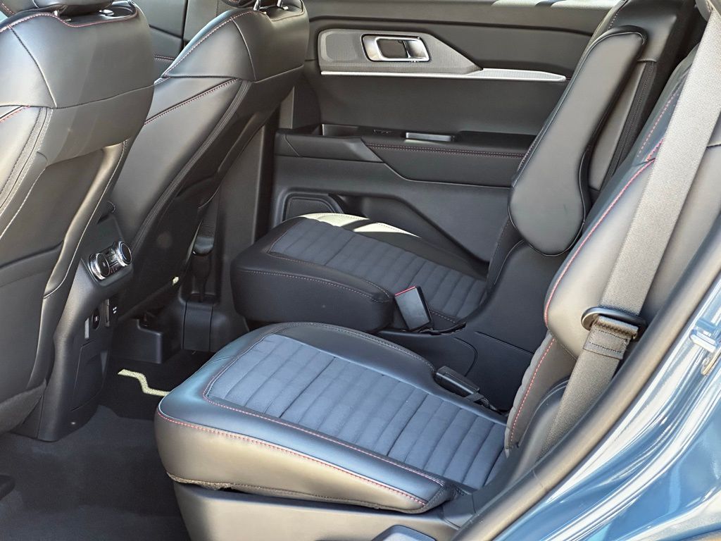 2025 Ford Explorer ST-Line photo 8