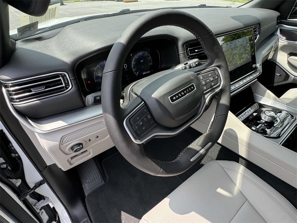 2025 Jeep Wagoneer Daytona R/T photo 2