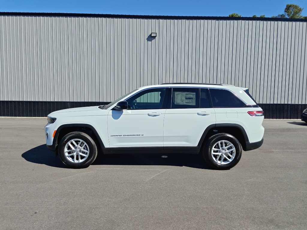 2025 Jeep Grand Cherokee Laredo X photo 3