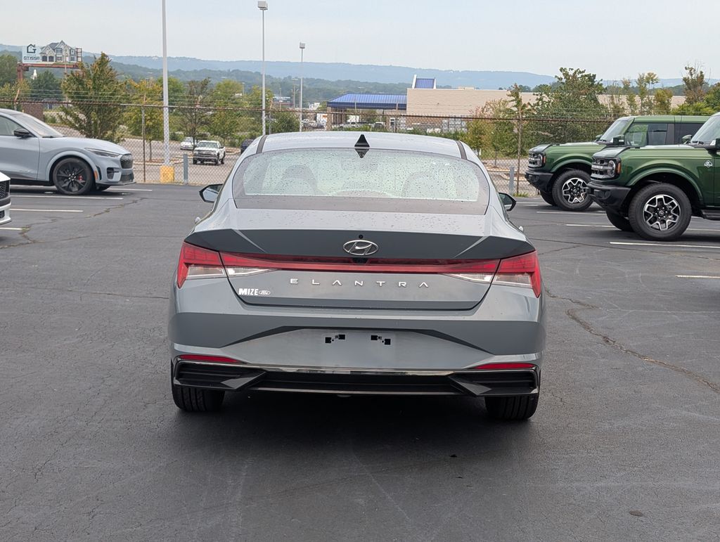 2022 Hyundai Elantra SEL photo 6