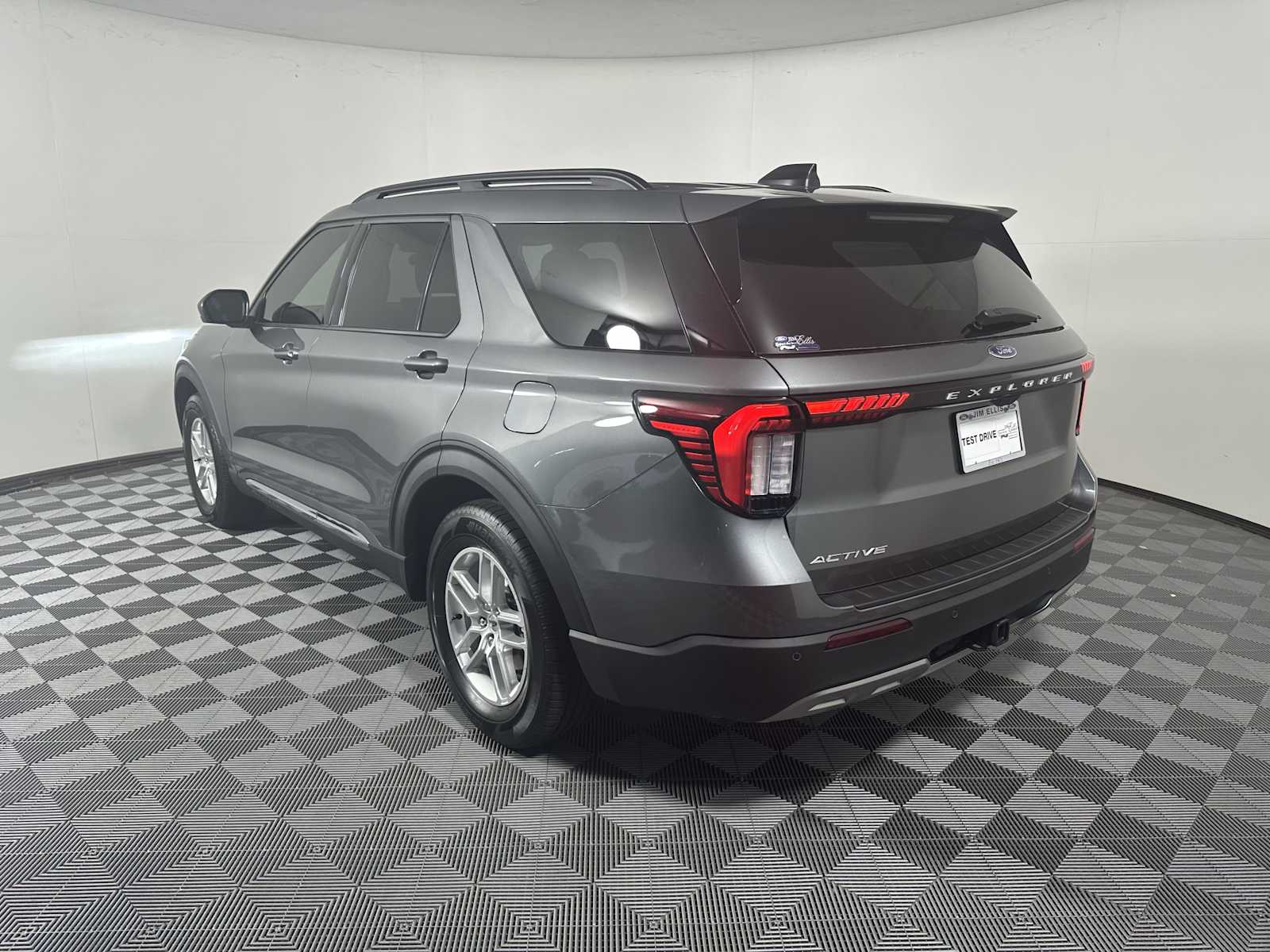 2025 Ford Explorer photo 4