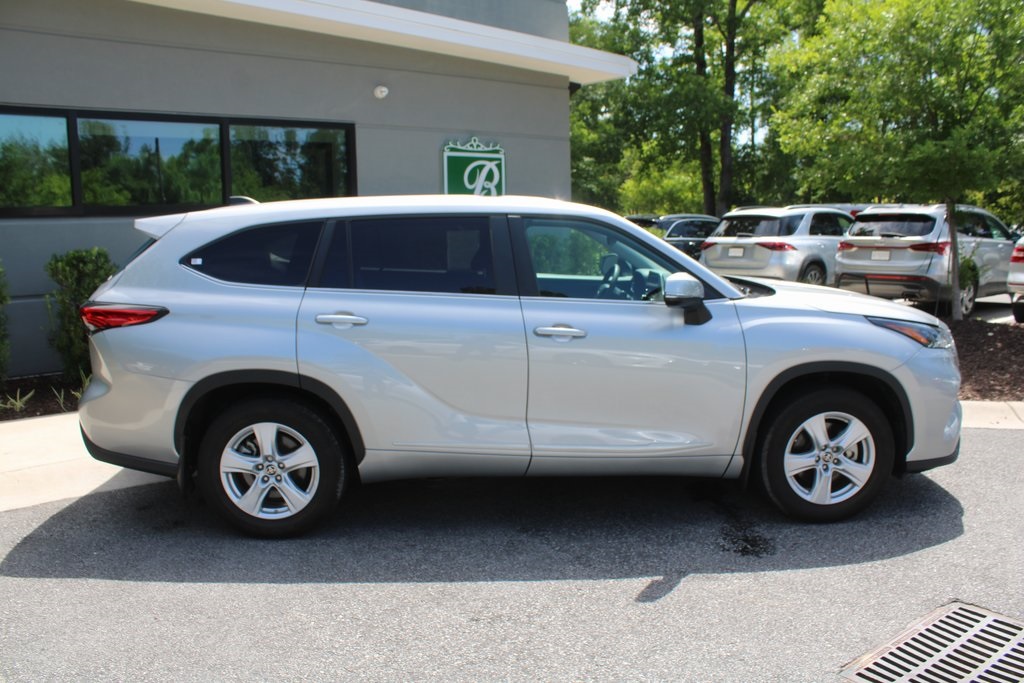 2023 Toyota Highlander L photo 2