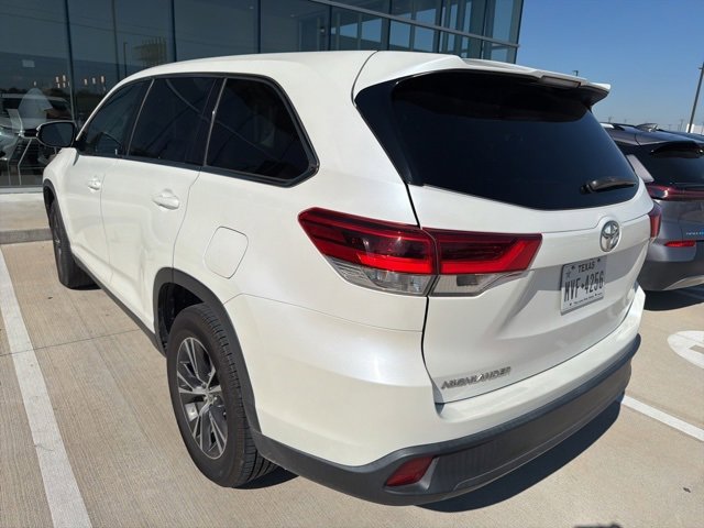 2019 Toyota Highlander LE photo 2
