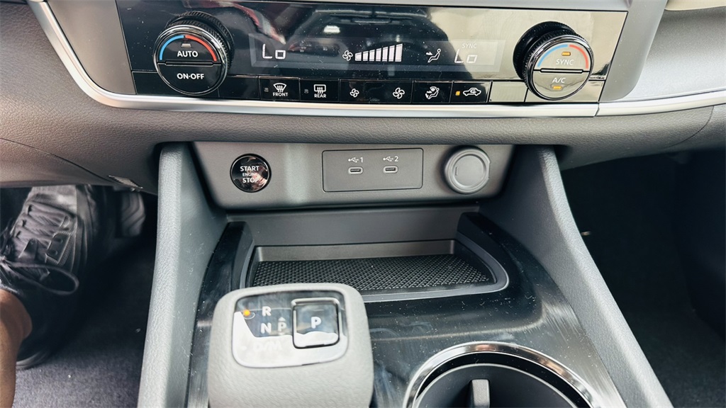 2025 Nissan Rogue SV photo 21