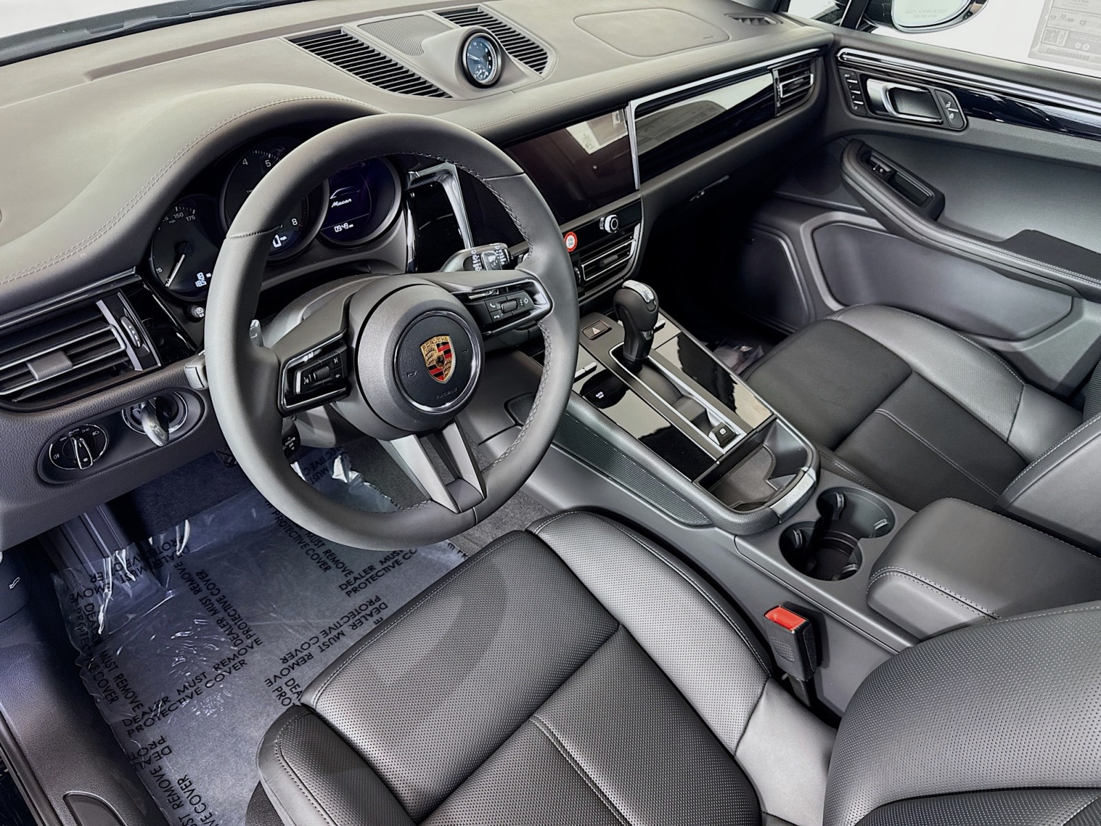 2025 Porsche Macan T photo 3