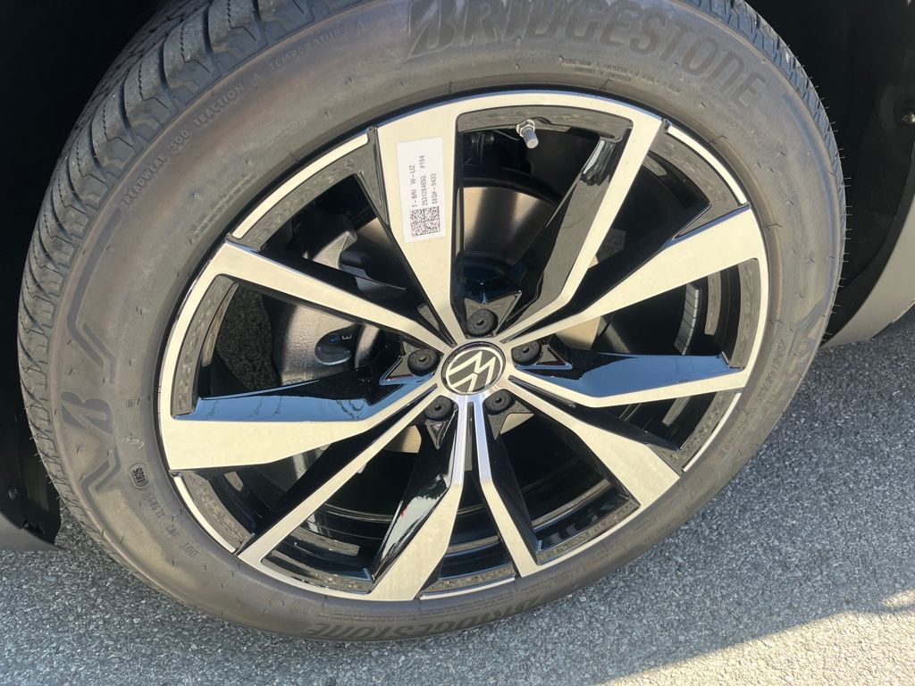 2026 Volkswagen Atlas SEL Premium R-Line photo 2