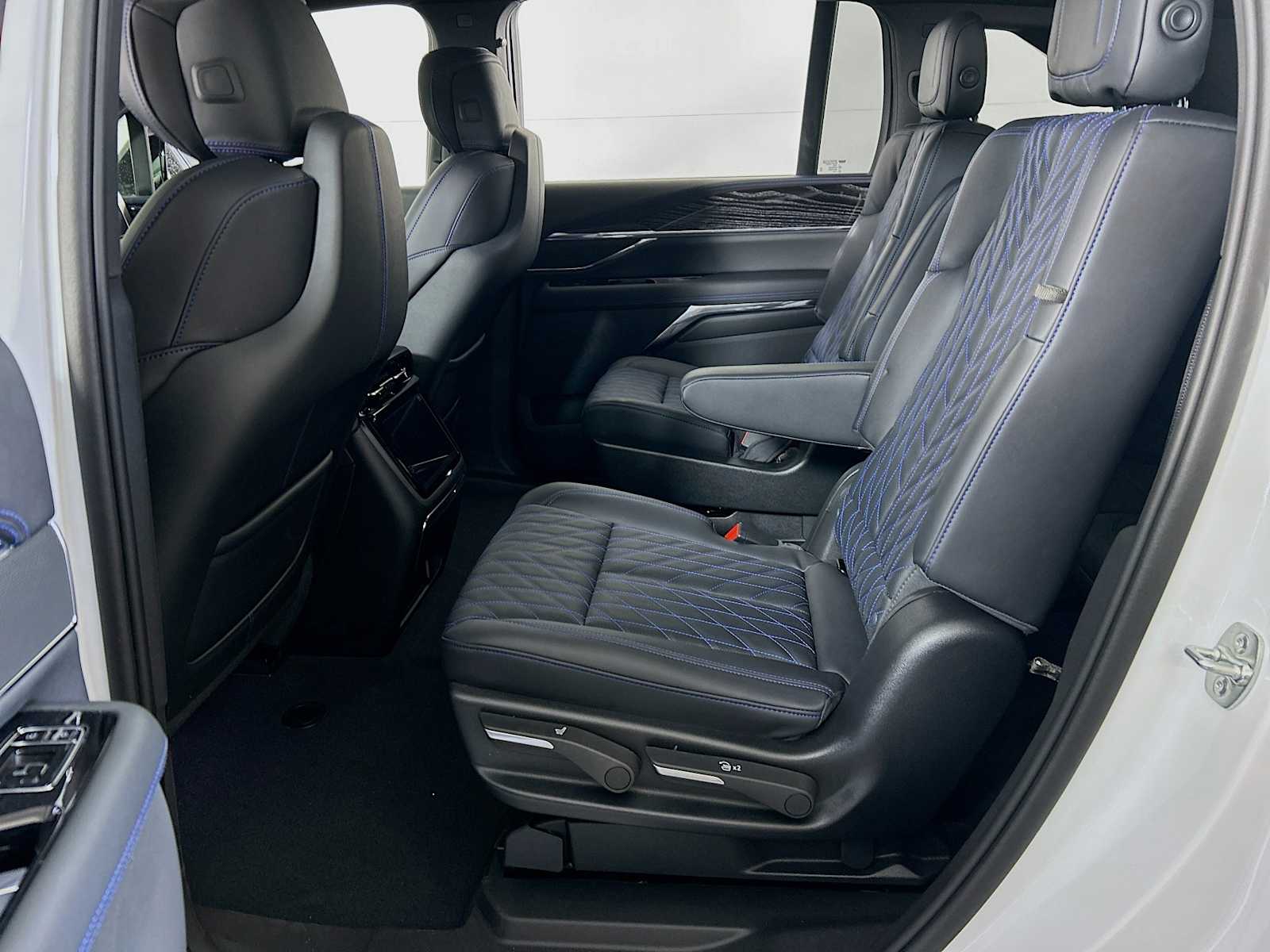 2025 Cadillac Escalade IQ Sport photo 4