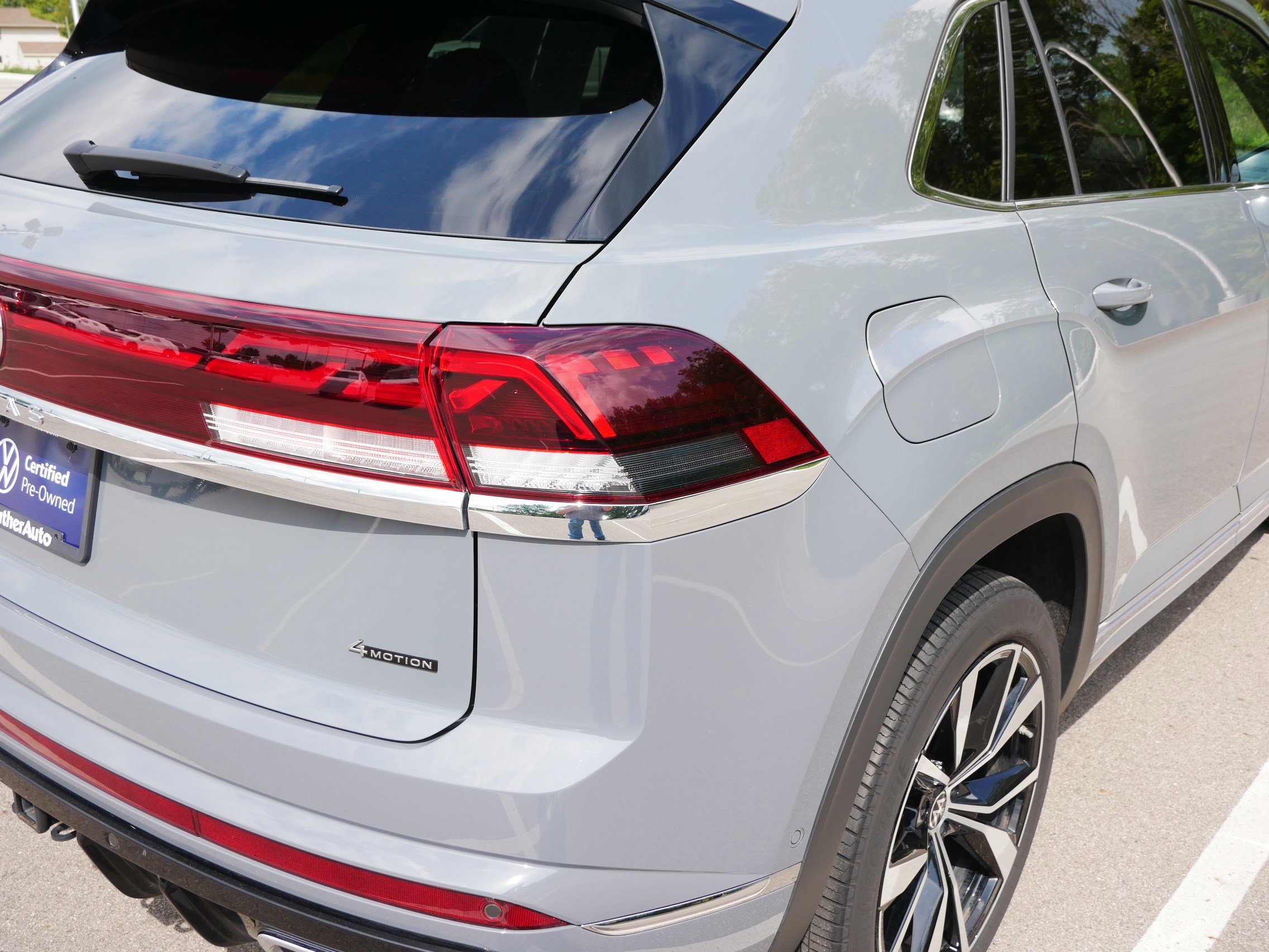 2024 Volkswagen Atlas Cross Sport SEL Premium R-Line photo 9