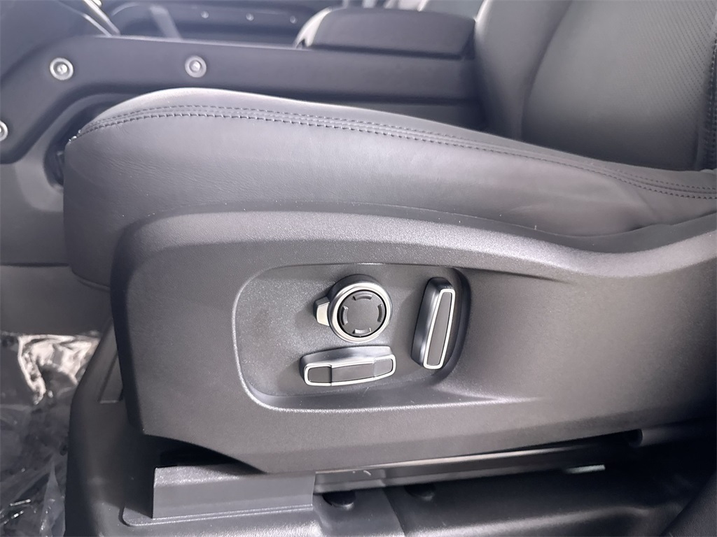 2025 Land Rover Defender 130 X-Dynamic SE photo 11