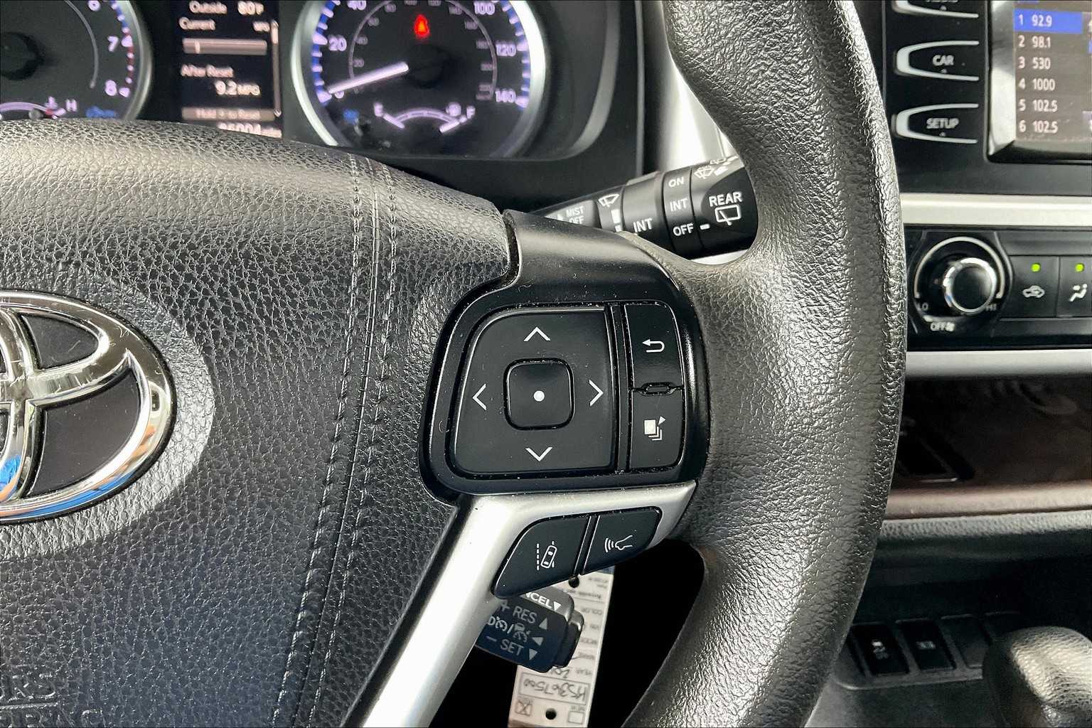 2019 Toyota Highlander LE photo 22