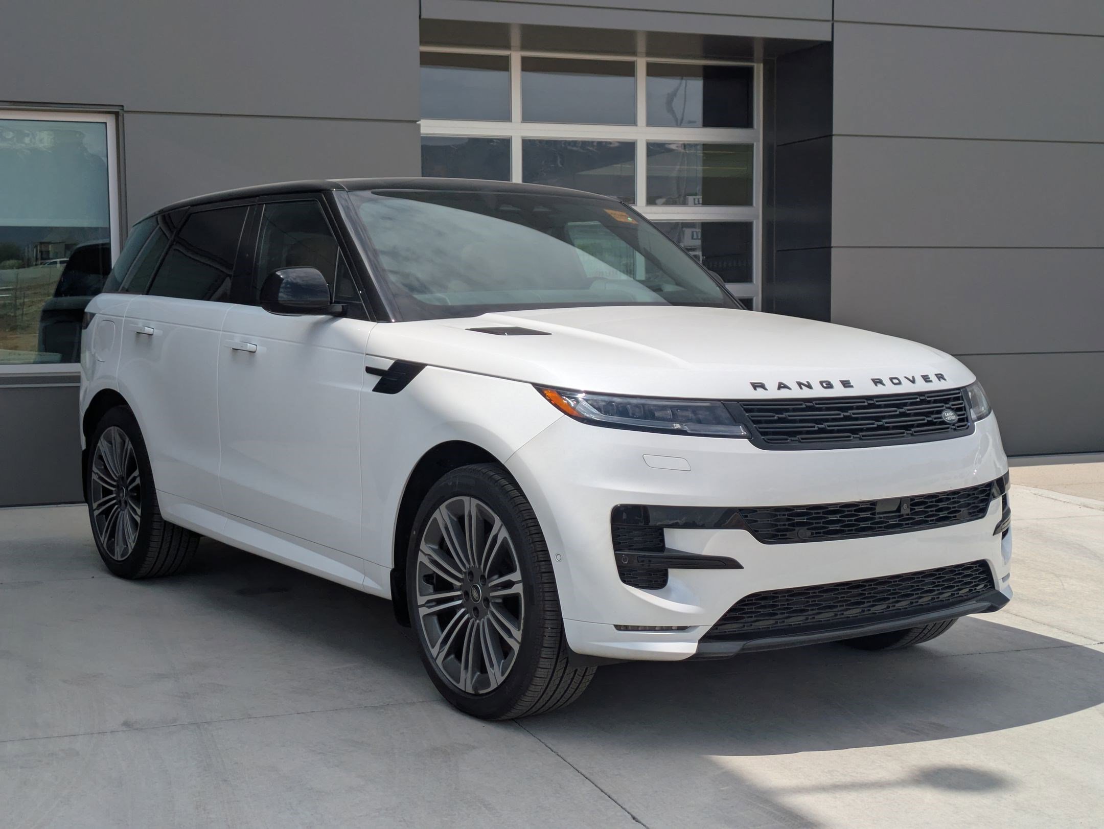 2025 Land Rover Range Rover Sport SE photo 3