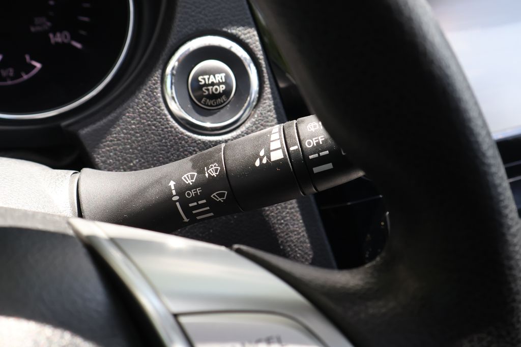 2016 Nissan Rogue SV photo 19