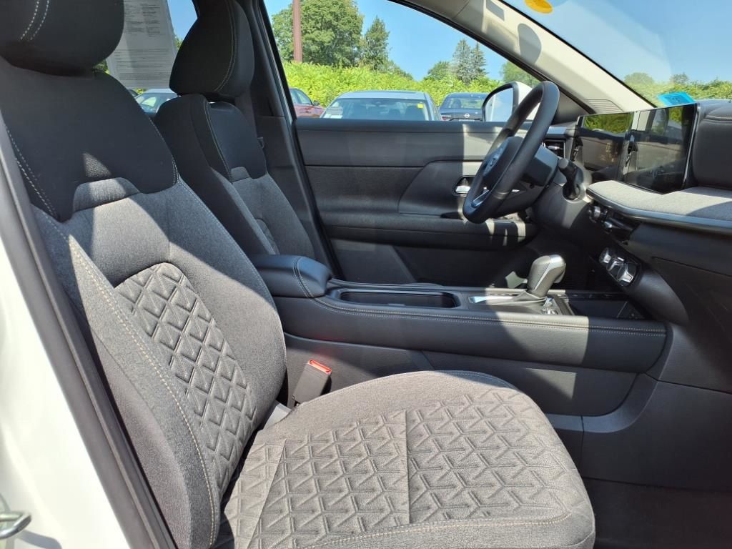 2025 Nissan Kicks SV photo 3