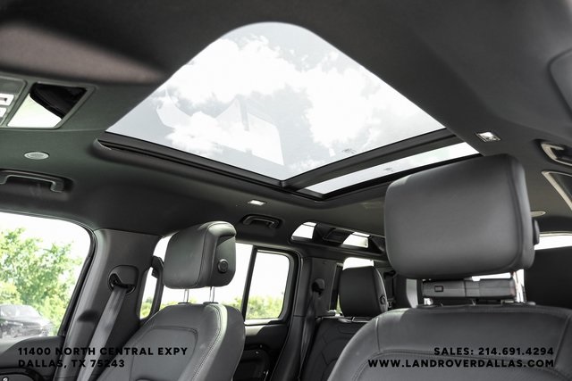 2025 Land Rover Defender 110 X-Dynamic SE photo 3