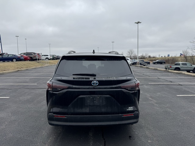 2023 Toyota Sienna XLE photo 3