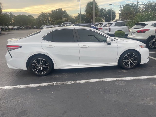 2019 Toyota Camry SE's photo