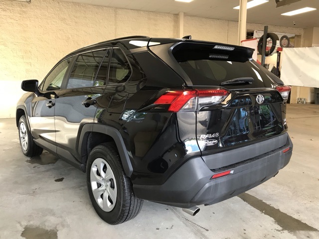 2021 Toyota RAV4 LE photo 6