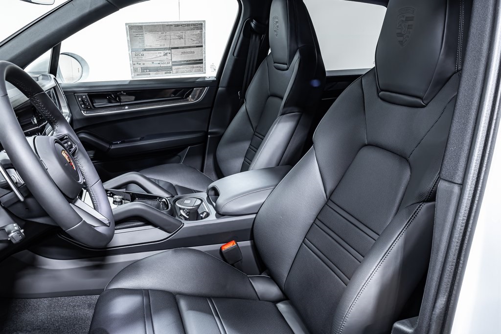 2025 Porsche Cayenne S photo 4
