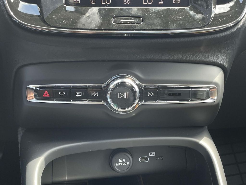 2026 Volvo XC40 AWD Plus photo 19