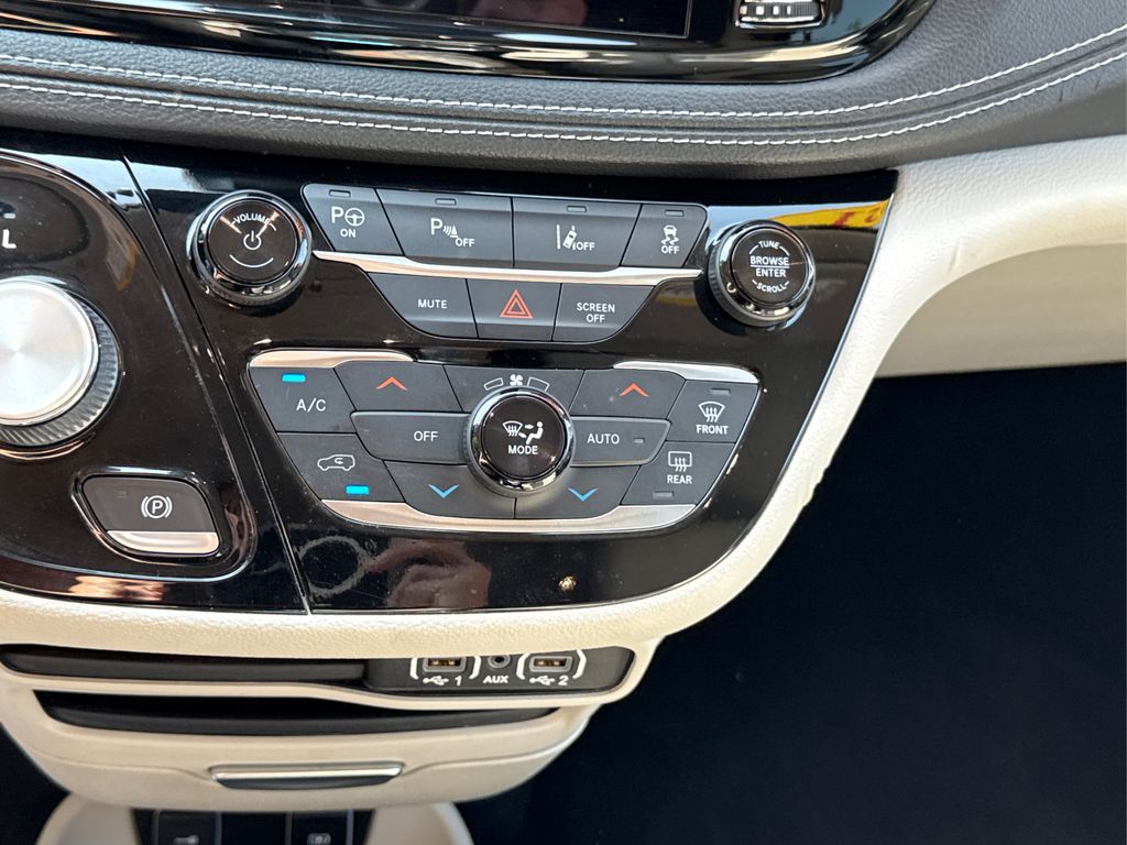 2021 Chrysler Pacifica Hybrid Touring L photo 28