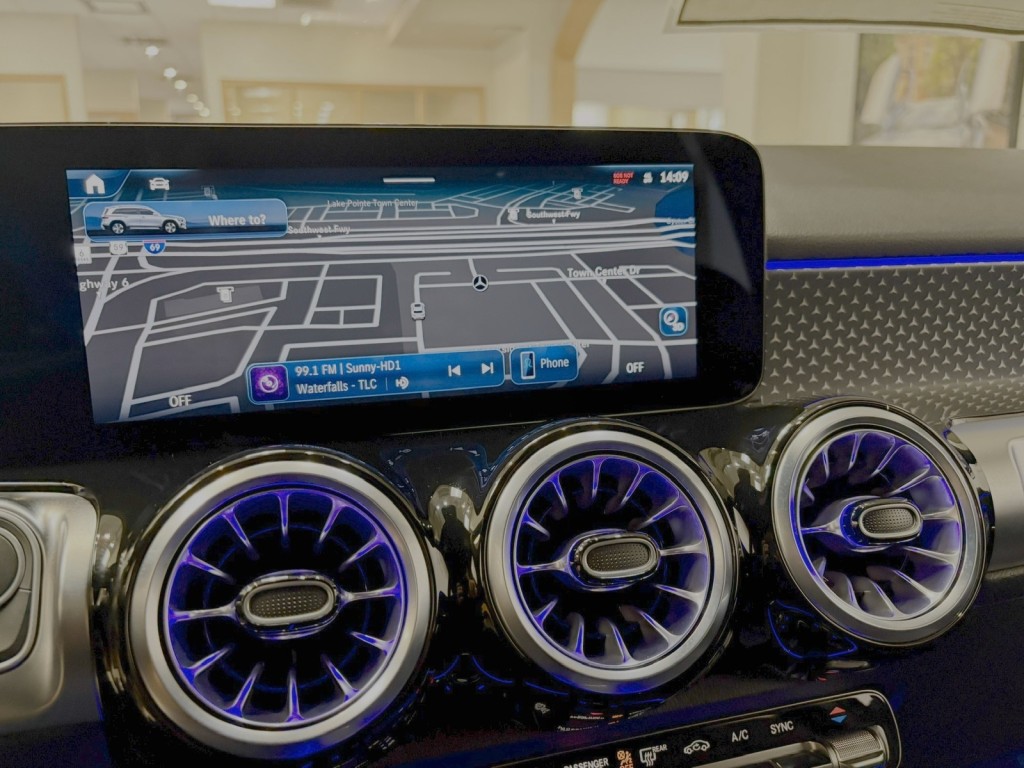 2025 Mercedes Benz GLB 250 photo 17