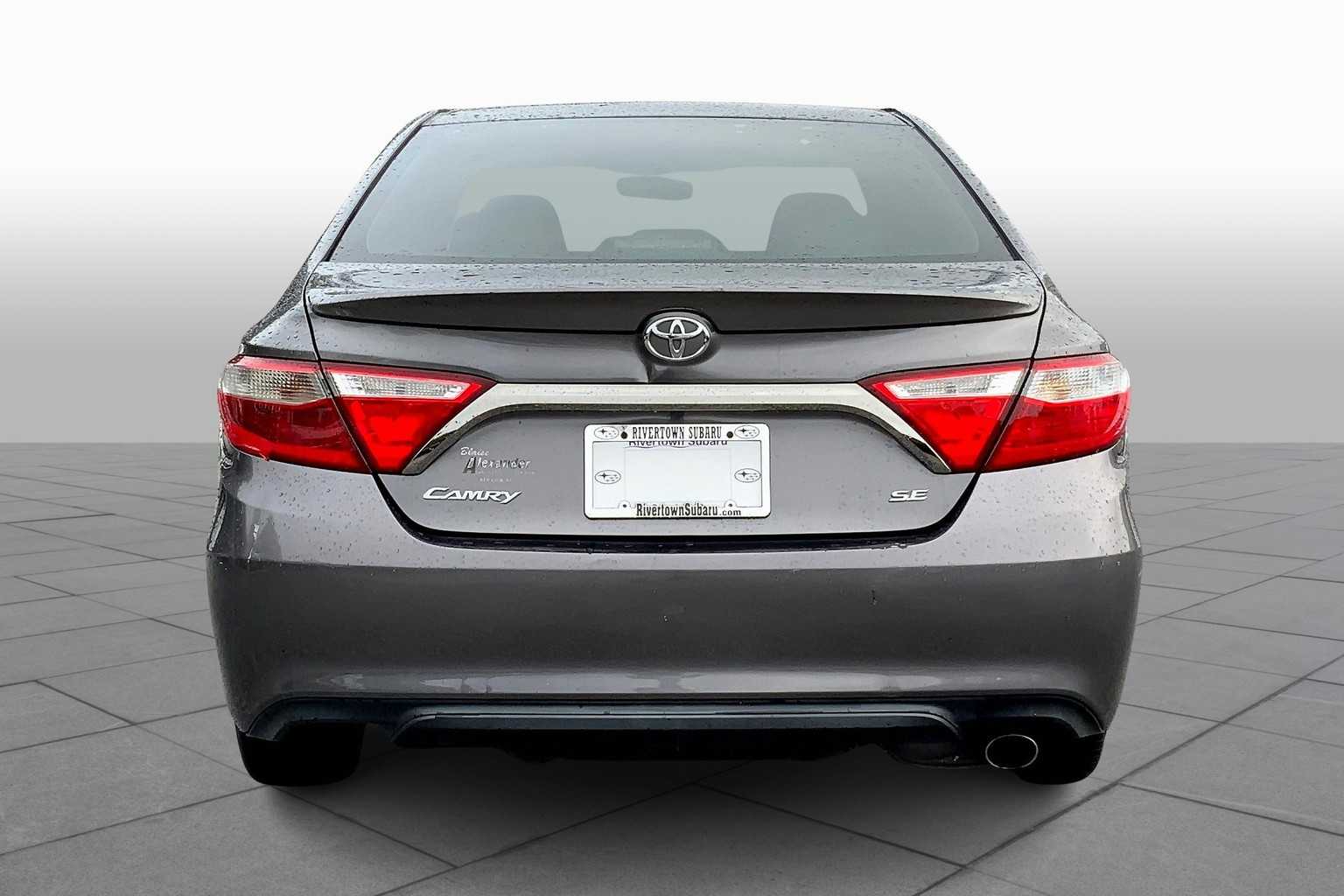 2015 Toyota Camry SE photo 4