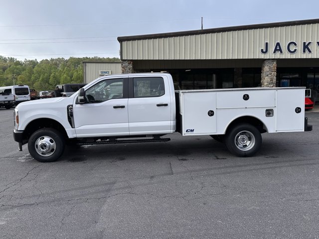2025 Ford F-350 Super Duty Chassis Cab XL's photo