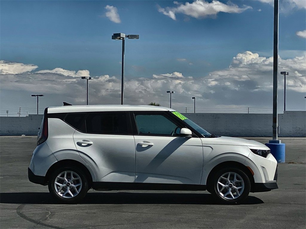 2024 Kia Soul LX photo 3