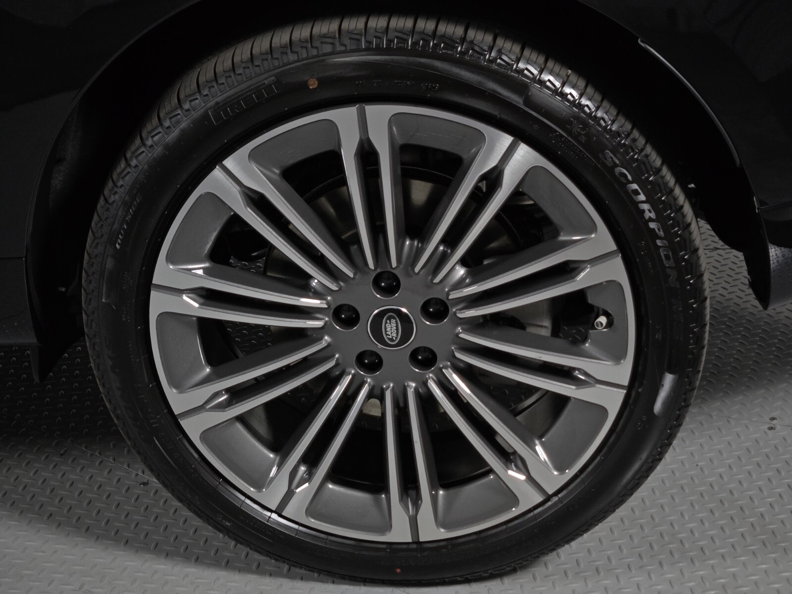 2025 Land Rover Range Rover SE photo 9