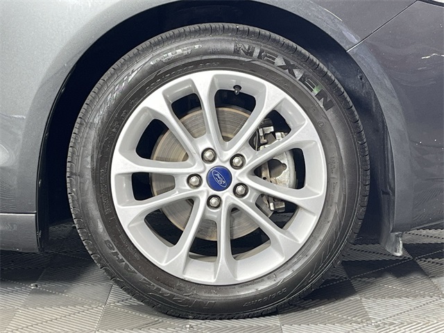 2019 Ford Fusion SE photo 2
