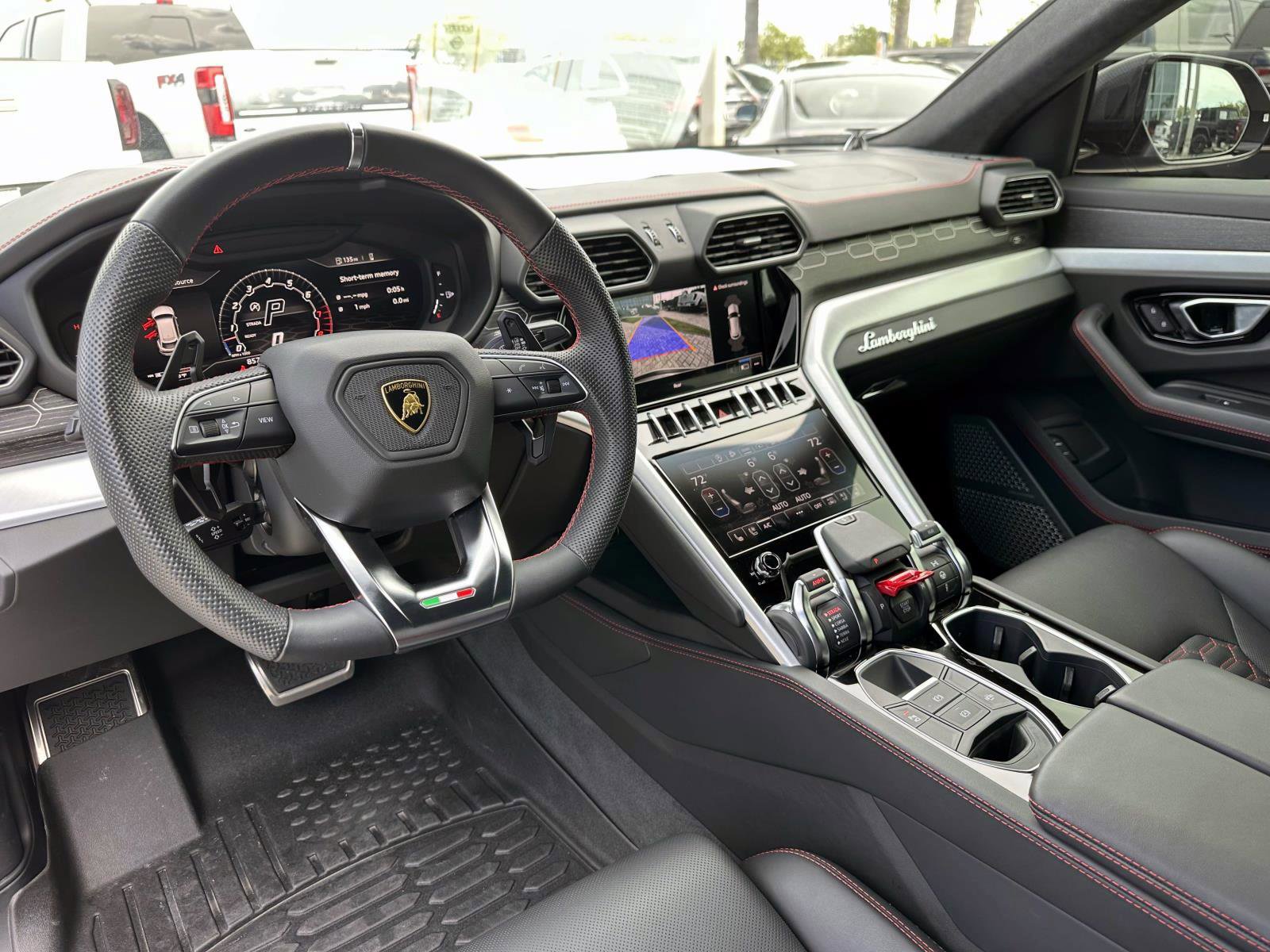 2022 Lamborghini Urus Base photo 15