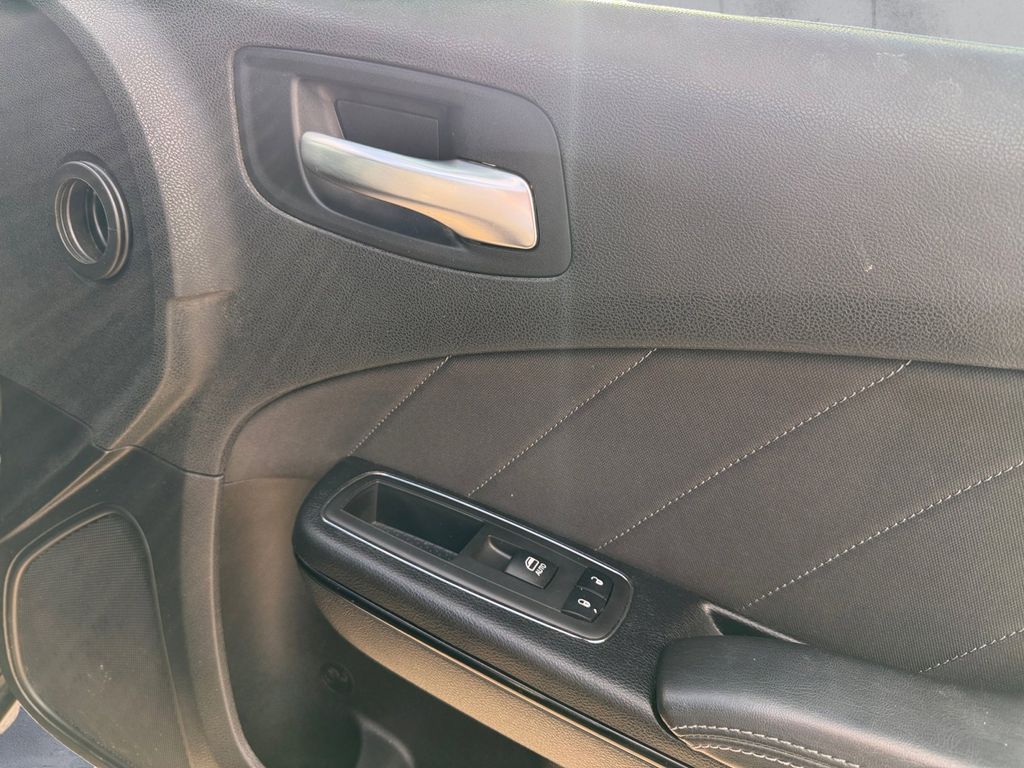 2019 Dodge Charger SXT photo 13