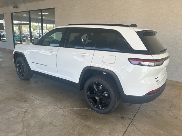 2025 Jeep Grand Cherokee Altitude photo 3