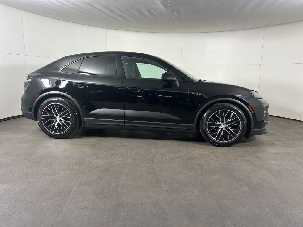 2025 Porsche Macan Electric 4 photo 4