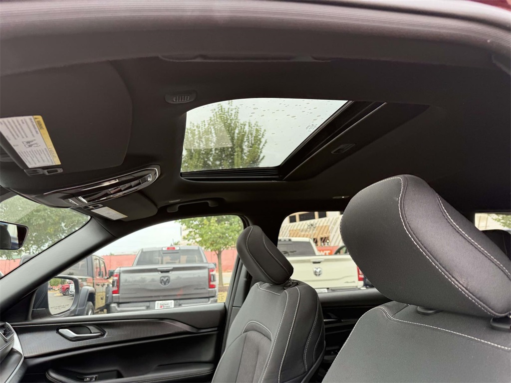 2025 Jeep Grand Cherokee Laredo photo 3