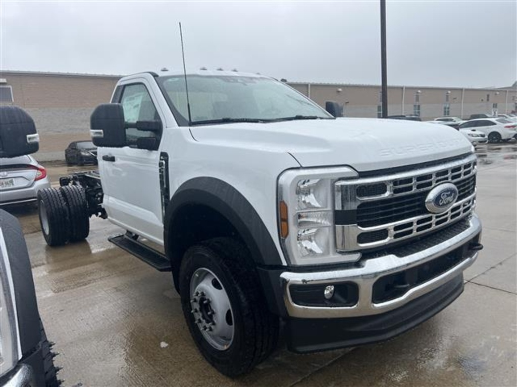 2025 Ford F-600 photo 3