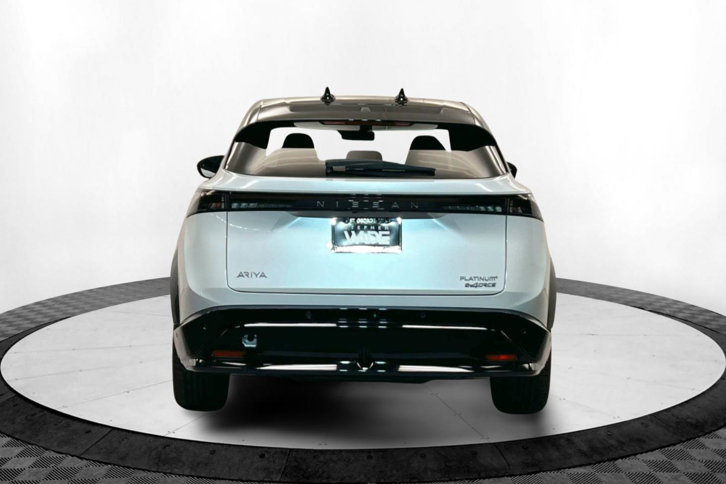 2025 Nissan ARIYA Platinum photo 4