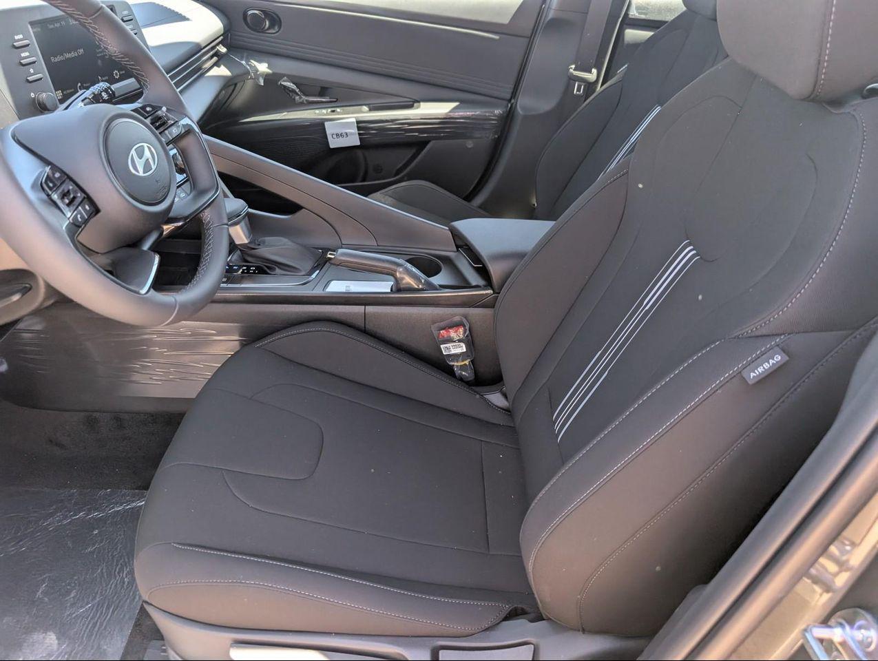 2025 Hyundai Elantra SEL Sport photo 8