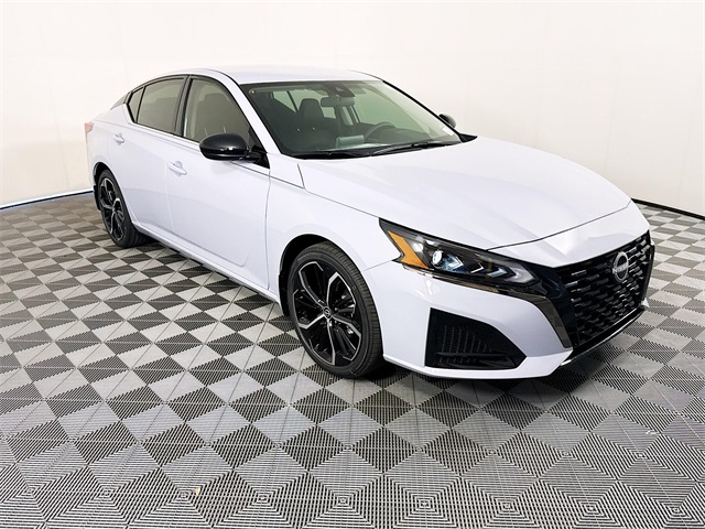 2025 Nissan Altima SR's photo