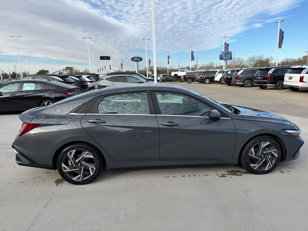 2024 Hyundai Elantra Hybrid Limited photo 4