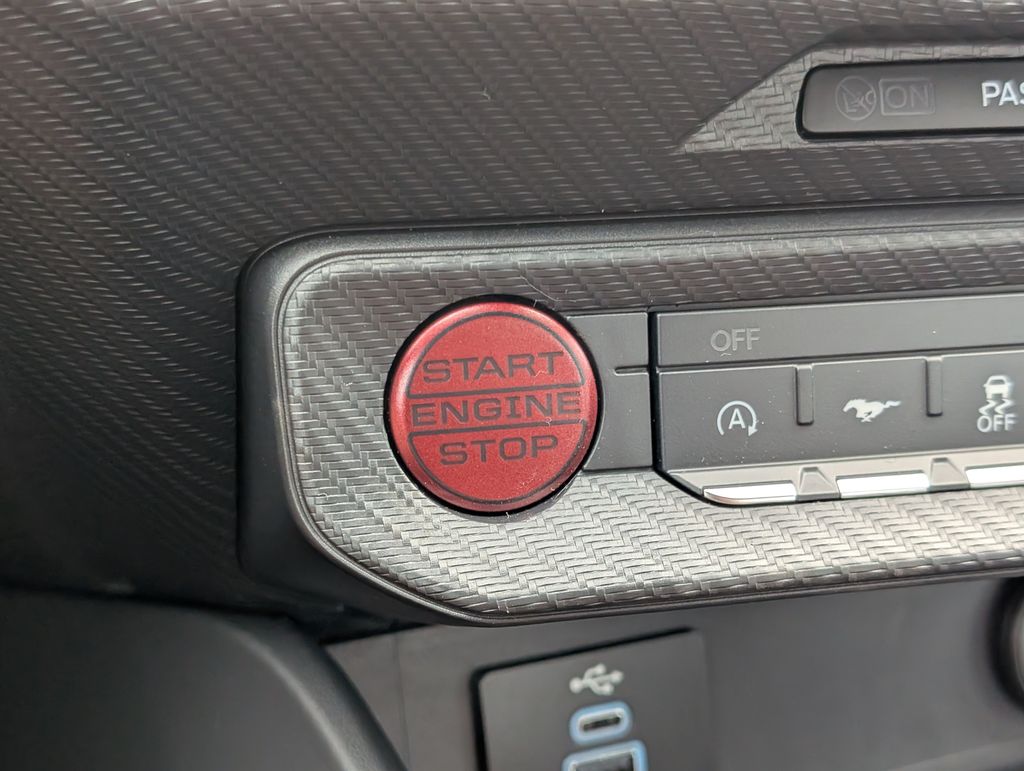 2025 Ford Mustang EcoBoost photo 12