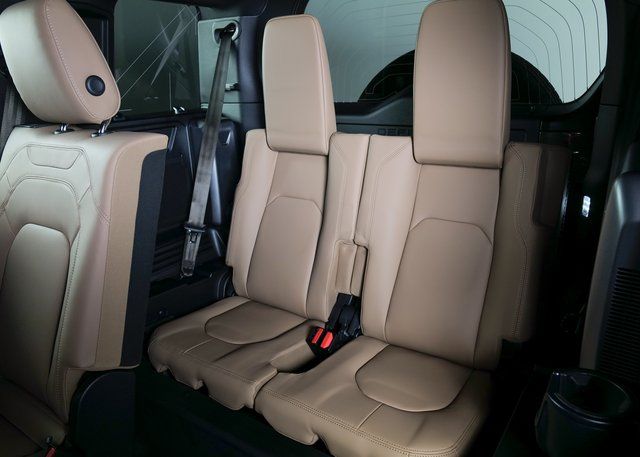 2025 Land Rover Defender 110 X-Dynamic SE photo 26