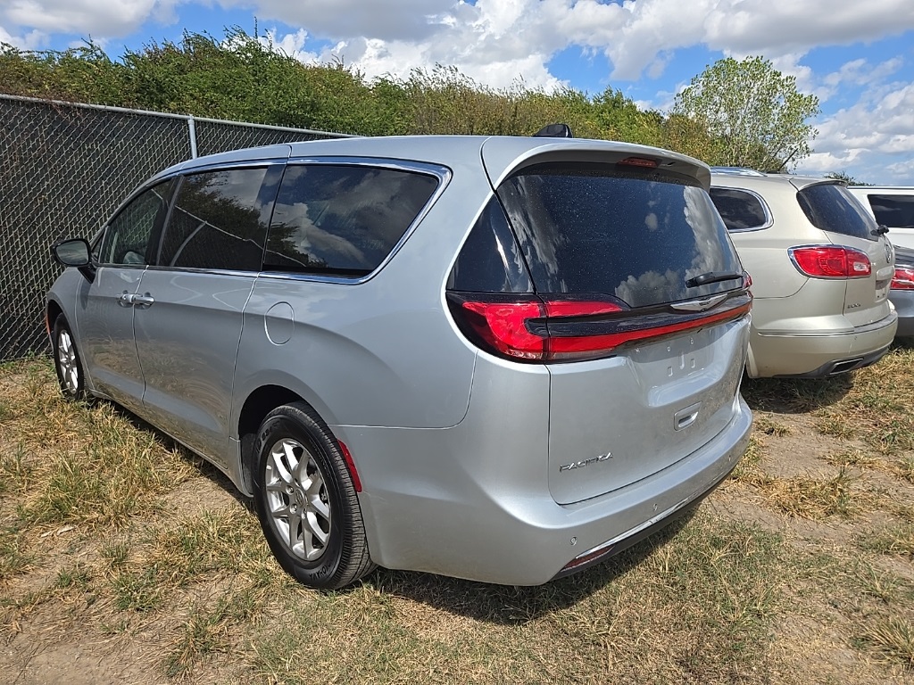 2024 Chrysler Pacifica Touring L photo 2