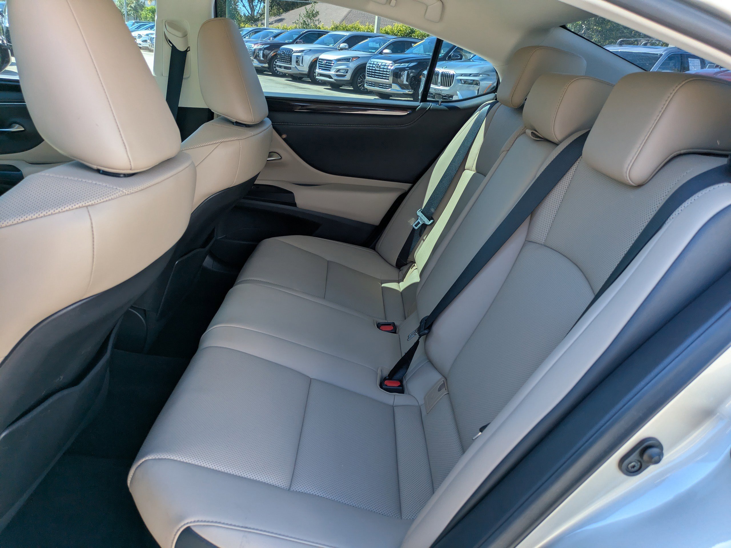 2021 Lexus ES 300h photo 15