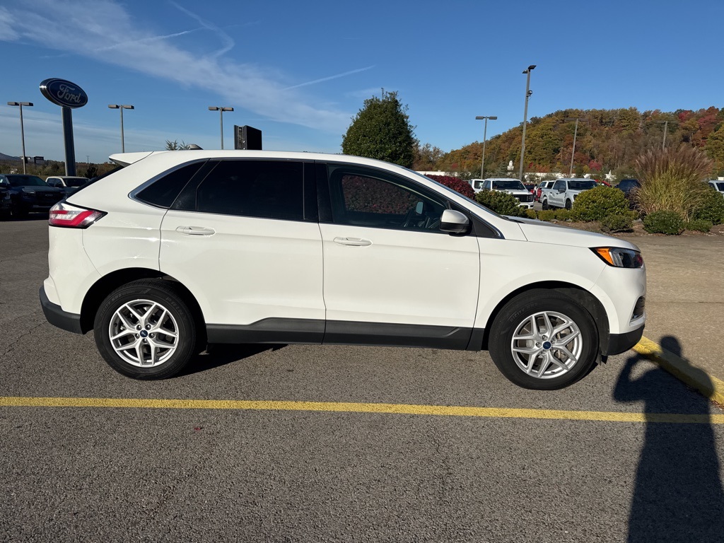 2022 Ford Edge SEL photo 4